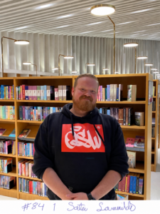 hymyilevä mies modernissa kirjastossa